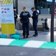 Polis vid tunnelbanan i Paris. 