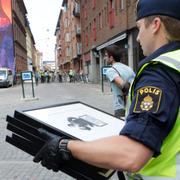 Polisen omhändertar Dan Parks tavlor.