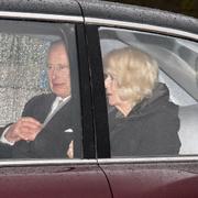 Kung Charles och Camilla återvänder till London.