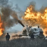 Ett militärt fordon i Donetsk står i lågor, 18 februari.