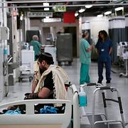 En patient på sjukhuset i Tel Aviv i ett av skyddsrummen under Irans attack.