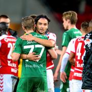 Hammarbys Mats Solheim kramar om Kalmars Emin Nouri efter kvällens allsvenska match på Guldfågeln Arena.