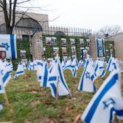 Israeliska flaggor och bilder på gisslan vid Israels ambassad i Washington.