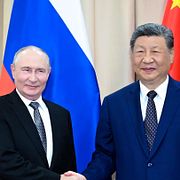 Vladimir Putin och Xi Jinping med ett handslag efter dagens möte.