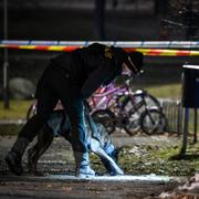 Polis på plats där två personer på torsdagskvällen hittades avlidna efter en brand i en lägenhet i Nässjö.