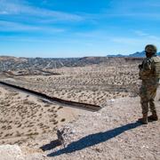 En amerikansk soldat blickar ut över gränsen mellan USA och Mexiko. 