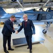 Saabs Aeronotics-chef Jonas Hjelm och försvarsminister Peter Hultqvist (S) framför den första serietillverkade Jas 39 Gripen E.