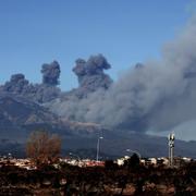 Rök över staden Catania. 