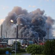 En kraftig brand rasar i Rönnskärsverken i Skelleftehamn.
