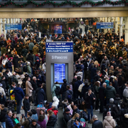 På stationen Saint Pancras råder kaos sedan tågen ställts in.