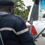 Säkerhetsvakter i samband med att oppositionen protesterar mot folkomröstningen i Burundi.