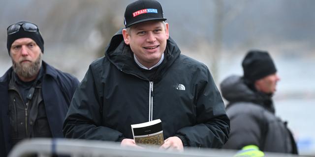 Den högerextreme politikern Rasmus Paludan håller en allmän sammankomst i närheten av Turkiets ambassad. Fredrik Sandberg/TT