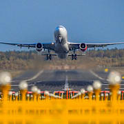 Flygplan lyfter på Arlanda flygplats.