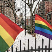 Små Prideflaggor har satts upp på staketet runt Stonewallmonumentets nakna flaggstång i New York, USA den 10 februari 2026. 
