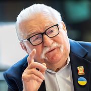 Lech Walesa skriver på Facebook att han nu har ”tagit bort den ukrainska flaggan från sitt bröst”.