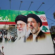 En affisch i Teheran som avbildar Irans tidigare högste ledare ayatolla Ali Khamenei och Irans nuvarande högste ledare ayatolla Mojtaba Khamenei.