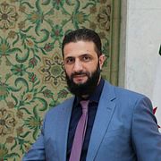 Syriens interimpresident Ahmad al-Sharaa skakar hand med SDF-ledaren Mazloum Abdi i mars.