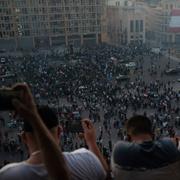 Demonstranter drabbar samman med polis i Beirut. 