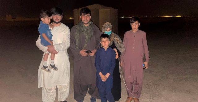 Mohammad Khalid Wardak med sin fru och fyra barn efter räddningsaktionen.  TT NYHETSBYRÅN