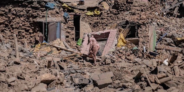 Kvinna i rasmassorna. Mosa'ab Elshamy / AP