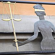 Symbolen Fru Justitia i Stockholms tingsrätt. 