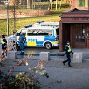 Polispådrag utanför tingsrätten när rättegången inleddes.