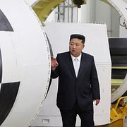 Nordkoreas ledare Kim Jong Un inspekterar en anläggning för militär forskning. Arkivbild.