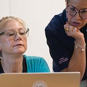 Mellanstadieläraren Celeste Simone i San Antonio får utbildning av Microsoft AI i att använda AI-verktyg, 27 september 2025.