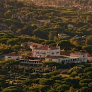 En bild på Château de La Messardière från hotellets instagram till vänster. Till höger en scen ur ”The White Lotus” tredje säsong.