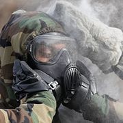 En amerikansk soldat under en övning med fejkade kemiska medel i Sydkorea, 2023.