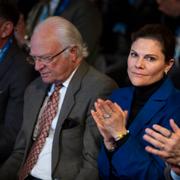 Kung Carl Gustaf, kronprinsessan Victoria och prins Daniel lyssnar under Folk och försvar.