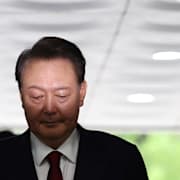 Yoon Suk Yeol på väg till en häktningsförhandling i somras. 