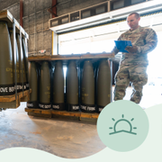 Amerikansk soldat lastar artillerigranater till Ukraina.