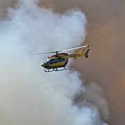 En helikopter kämpas mot lågorna i Fontainebleau-skogen på måndagen.