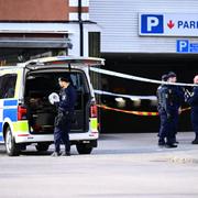 Polisens avspärrningar vid parkeringshuset.