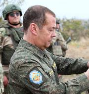 Dmitrij Medvedev då han besökte fronten i Ukraina nyligen. AP