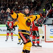 Luleås Anton Levtchi jublar efter 2-3.