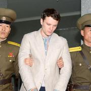 Warmbier med nordkoreanska soldater under 2016. Arkivbilder.