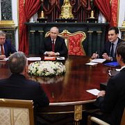 Putin möter de amerikanska förhandlarna.