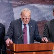 Chuck Schumer under presskonferensen. 