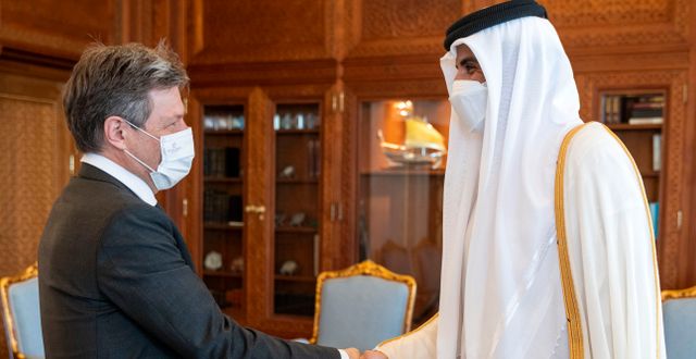 Tyske ekonomiministern Robert Habeck och Qatars emir Sheikh Tamim bin Hamad Al Thani på söndagen. AP