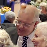 Någon kastar ett ägg på Australiens premiärminister Scott Morrison vid en sammankomst inför valet.