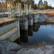 Lågt vatten vid dammluckorna i Vombsjön.