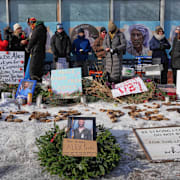 Människor vid minnesplatsen för Alex Pretti, som sköts till döds av ICE-agenter i Minnesota. 