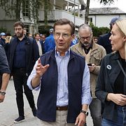 Moderaternas partiledare Ulf Kristersson valspurtar i Nacka tillsammans med Camilla Dahlgren (M).