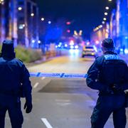 Polis och avspärrningar vid ett trapphus på Nobelvägen på Östervärn i centrala Malmö efter en ny detonation natten till fredagen. Även under natten till torsdagen skedde en detonation på Östervärn.