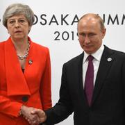 Theresa May och Vladimir Putin skakar hand under G20-möte.