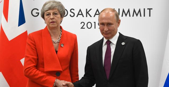 Theresa May och Vladimir Putin skakar hand under G20-möte. STR / TT NYHETSBYRÅN/ NTB Scanpix
