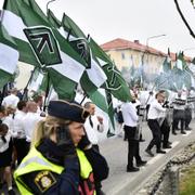 Nazistiska NMR demonstrerar i Kungälv 1 maj i år. På flaggorna syns tyrrunan.