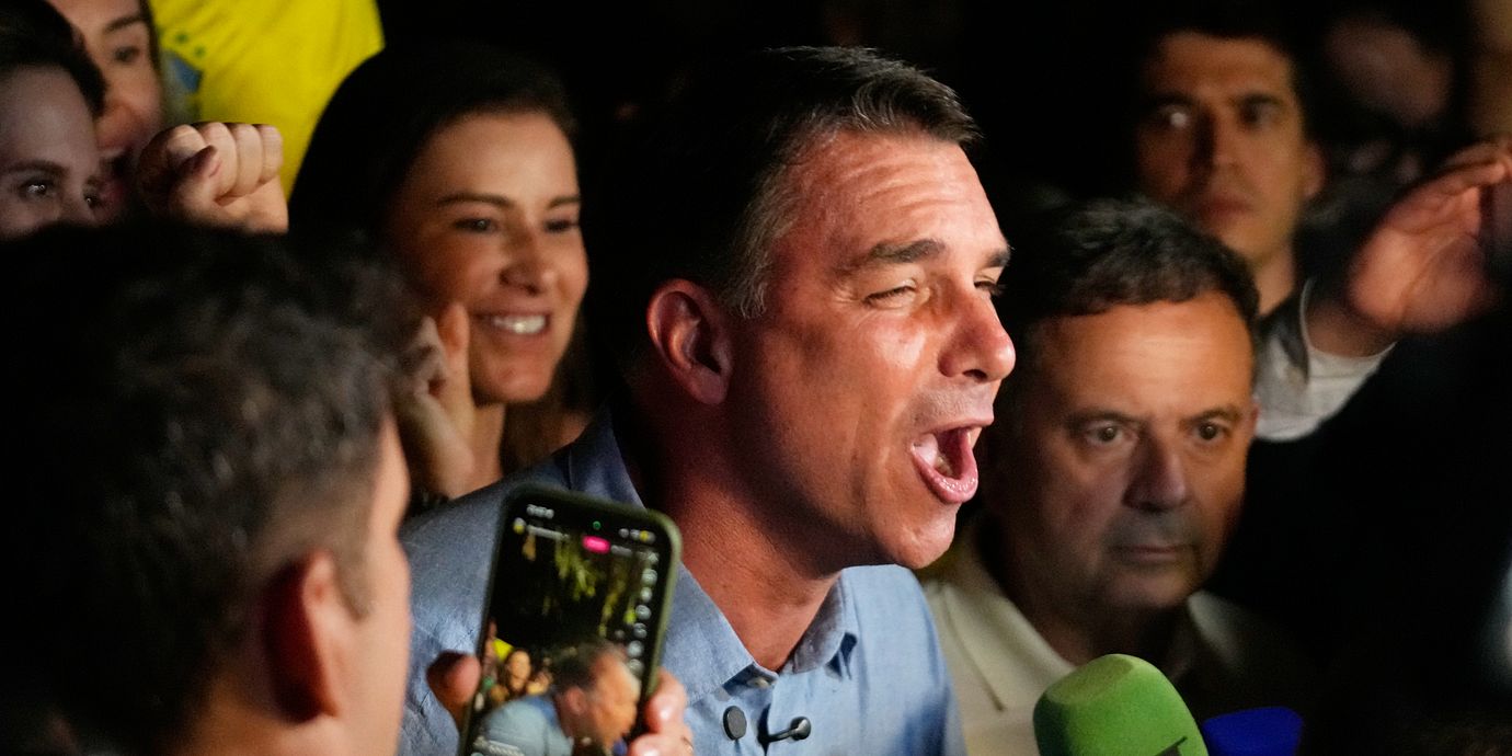 Flavio Bolsonaro under söndagens valvaka.